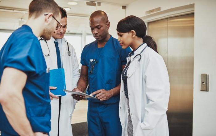 A group of nursing and doctor students talking about a case.